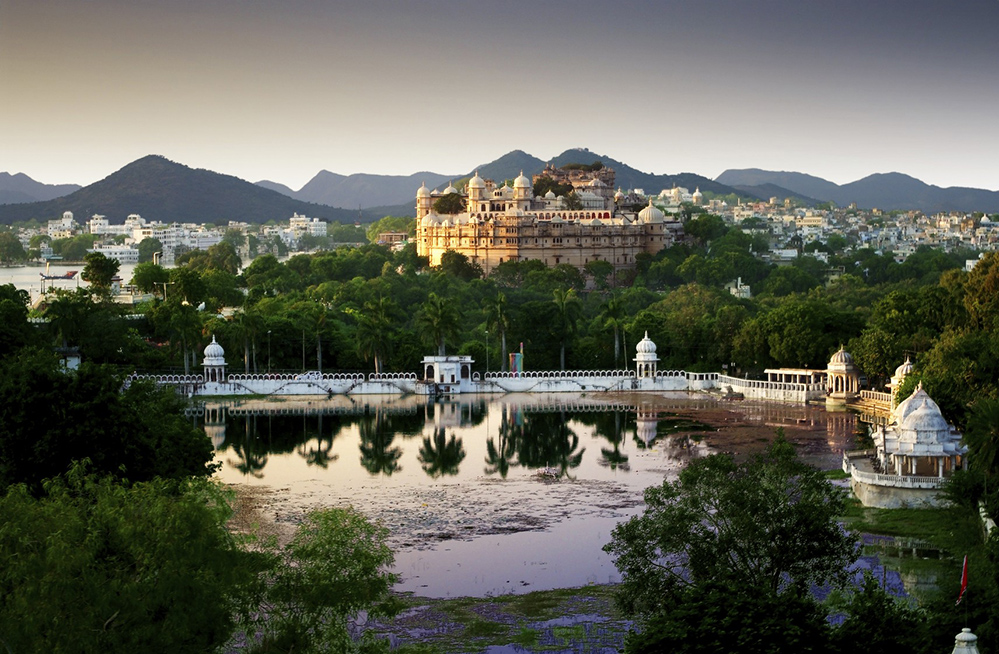 Reflections of the sun’s rays on Lake Pichola, in the Indian city of Udaipur (Credit: Skouatroulio / Istock.com)